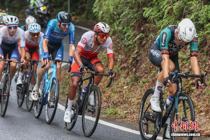 路边观赛, 不少民众在 路边观赛, 不少民众在